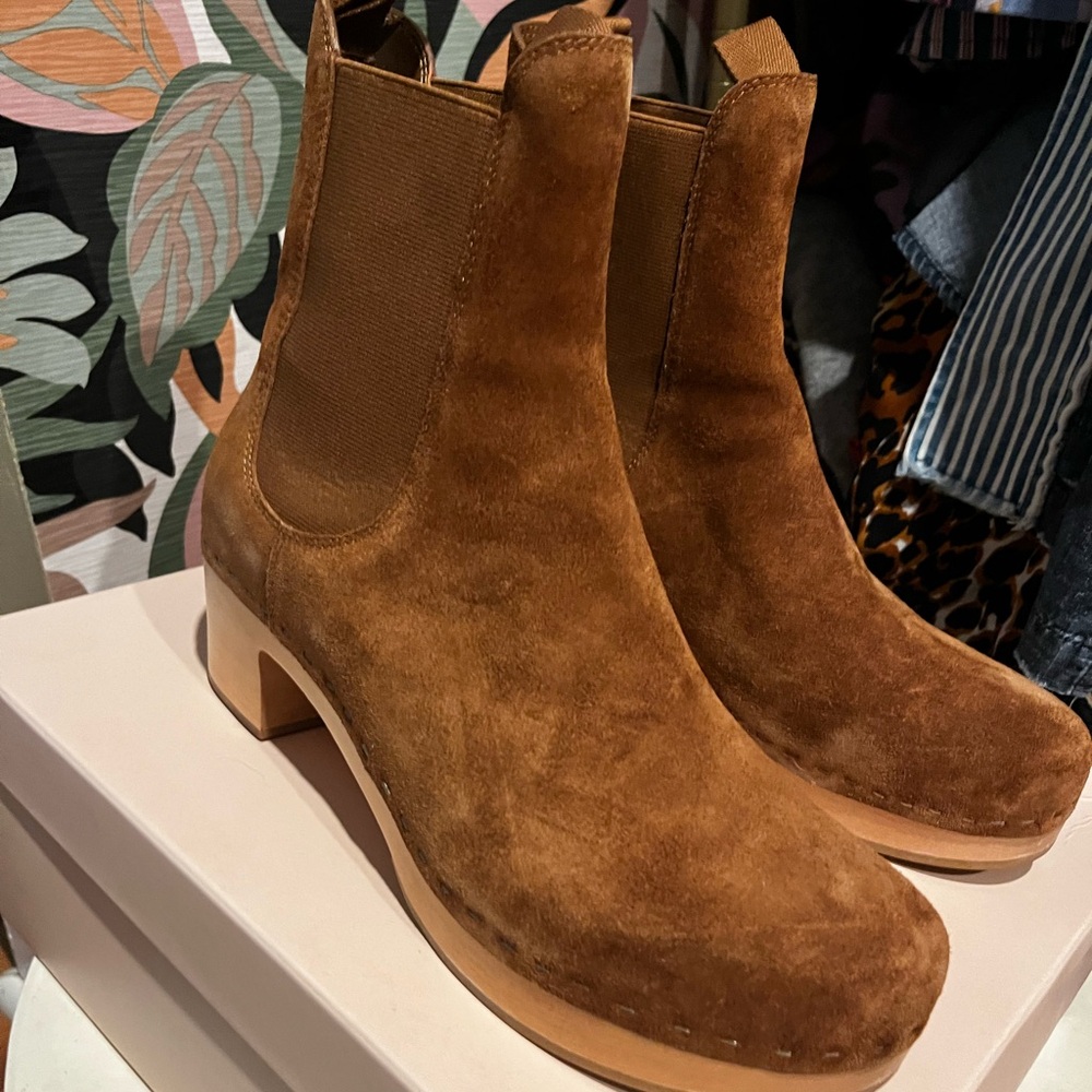 NEW, never worn Brown Suede Ankle Clog Boots similar to Free People